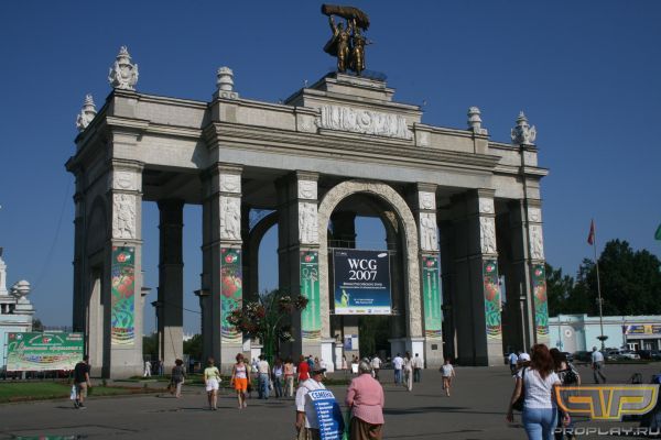 Большой плакат не только здорово выглядит, но и привлекает людей, в том числе и фотографов